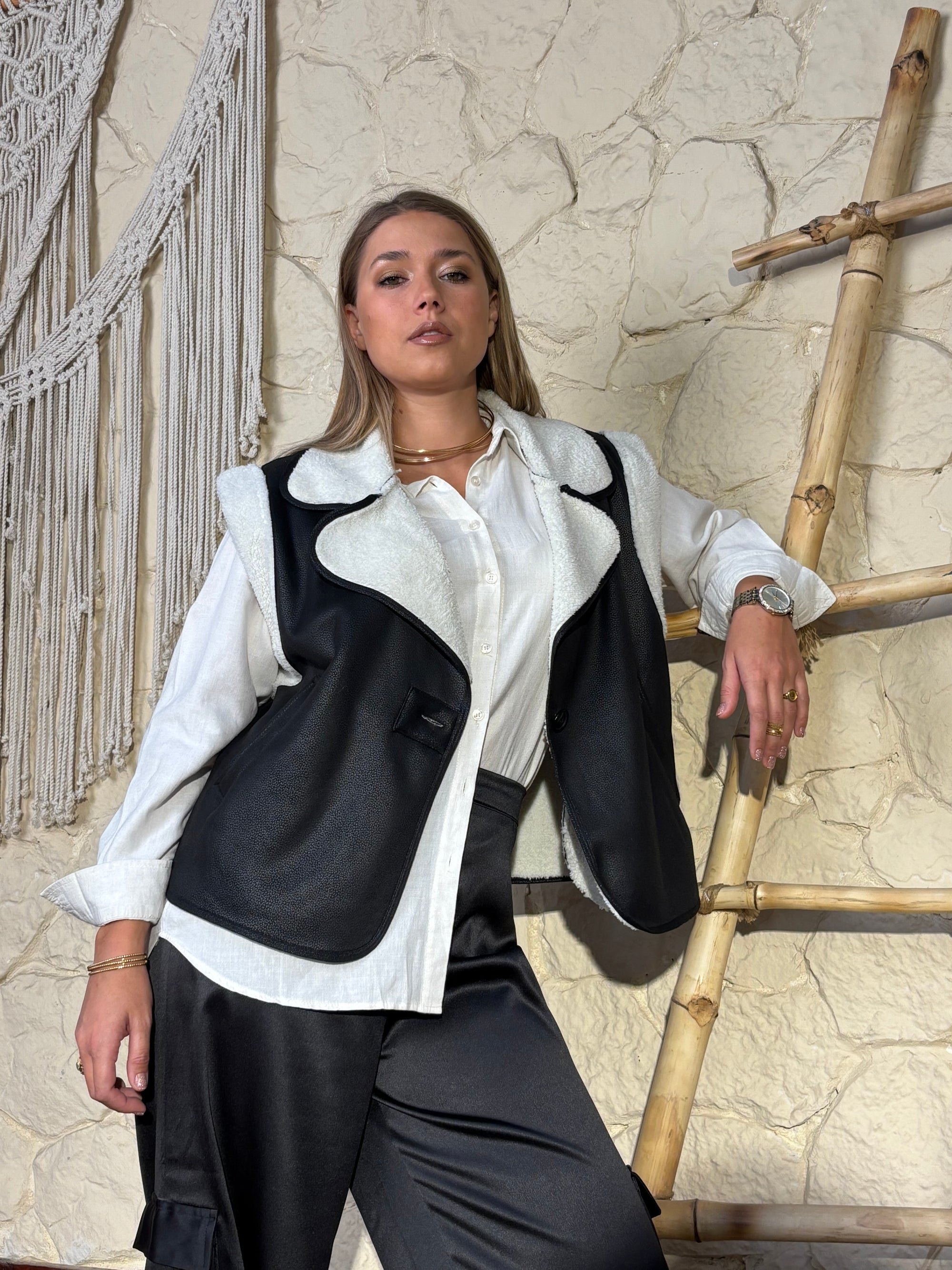 LEATHER VEST IN BLACK