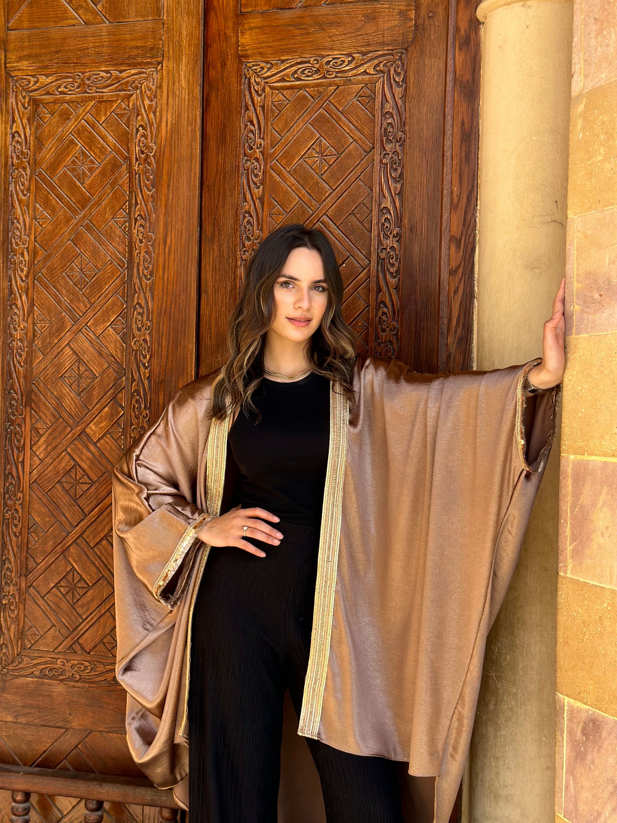 GLOW KIMONO IN BROWN